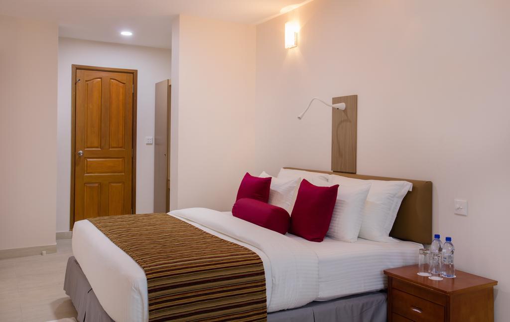 Novina Hotel Malé Exterior foto